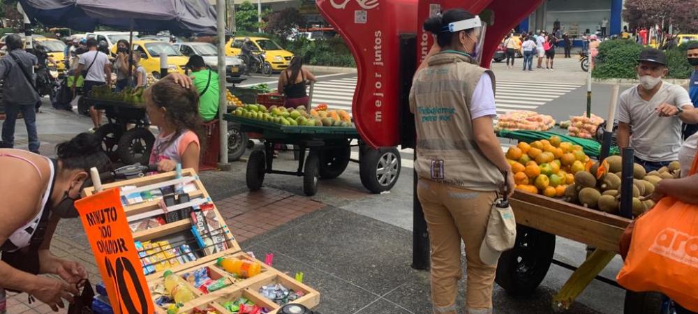 Brigadas de la Subsecretaría de Espacio Público se toman el Centro de Medellín para sensibilizar a vendedores informales 